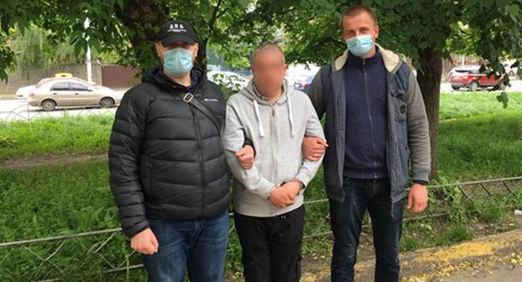В Киеве задержали псевдо-полицейского, который обворовывал подростков