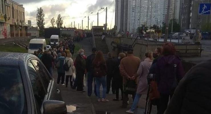 Смягчение карантина: На остановке в Киеве образовалась огромная очередь