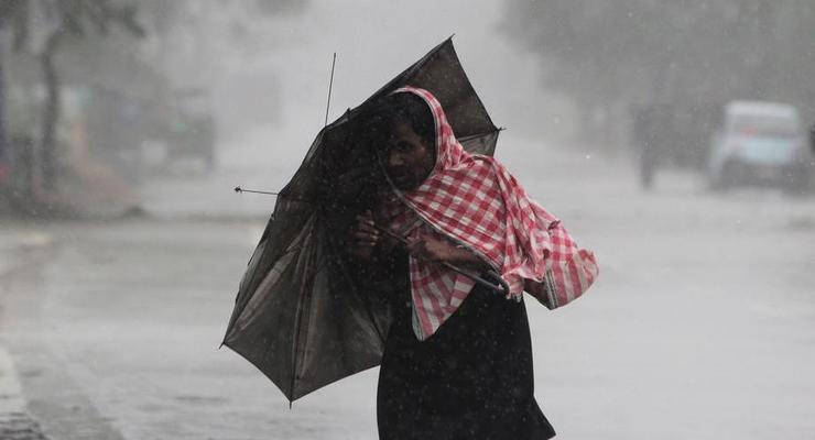 Сильный ураган обрушился на Индию и Бангладеш