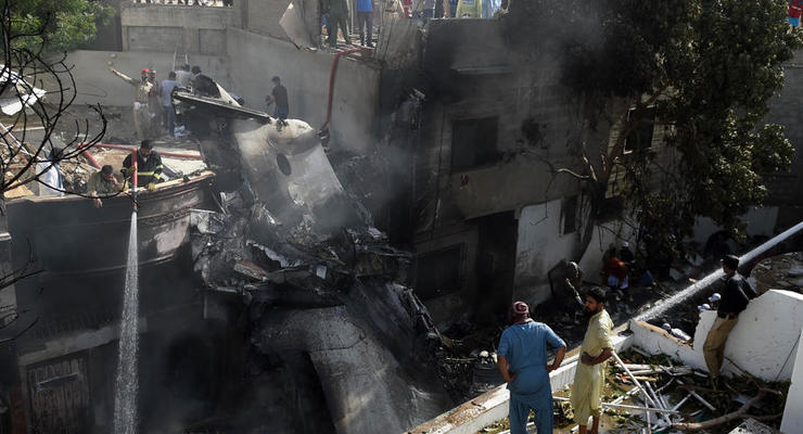 Появились фото с места авиакатастрофы в Пакистане