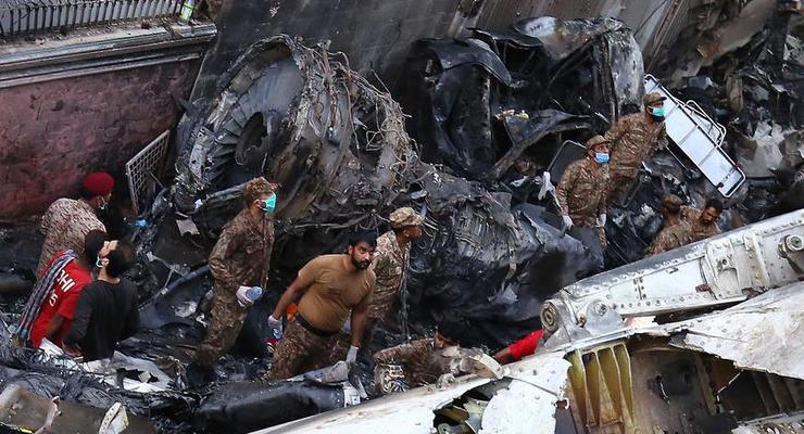 Появилось видео с падением самолета в Пакистане