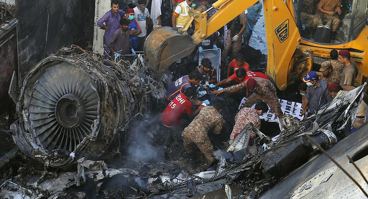 Крушение в Пакистане: 97 жертв и двое выживших
