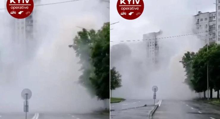 В Киеве посреди улицы образовался горячий фонтан: детали