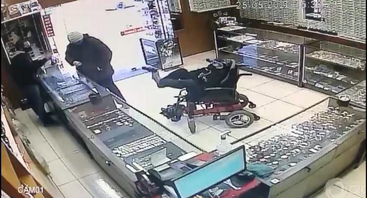 Инвалид-колясочник совершил налет на ювелирный магазин