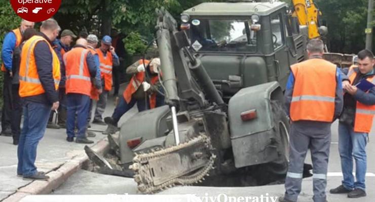 В центре Киева под землю  провалился транспорт: появилось фото