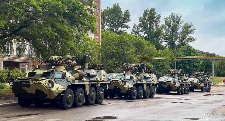 Из Харькова в армию отправили партию новеньких БТР-4Е