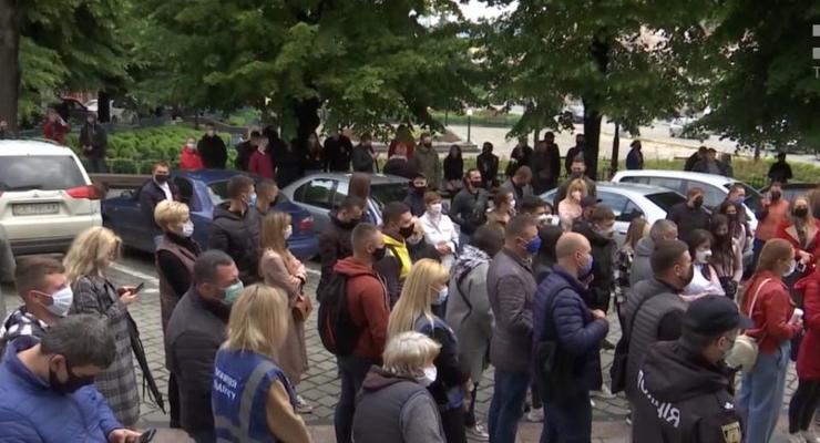 Митинг с танцами и песнями: В Черновцах требовали открыть рестораны