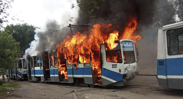 На улице в Днепре полностью сгорел трамвай