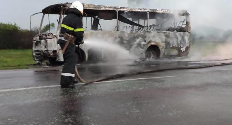 Под Днепром на ходу сгорел рейсовый автобус