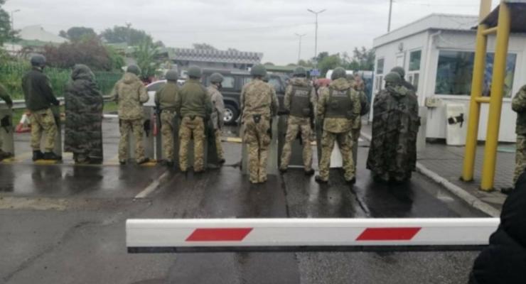 Недовольные водители заблокировали КПП на границе с Венгрией
