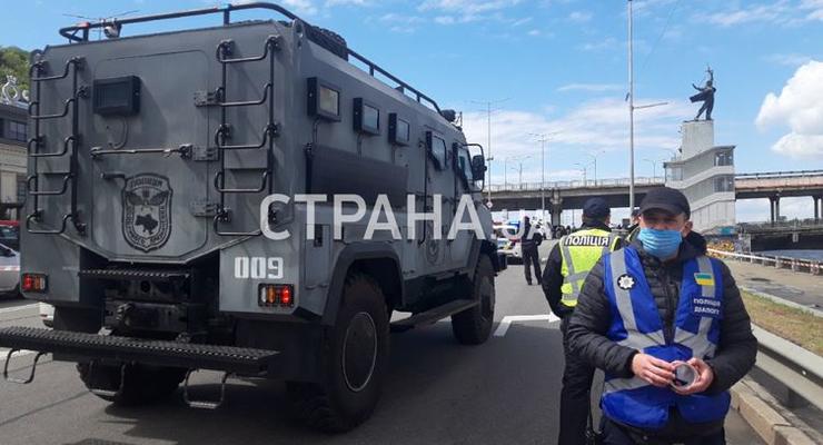 “Главное, что в маске”: Полиция задержала минера моста Метро в Киеве