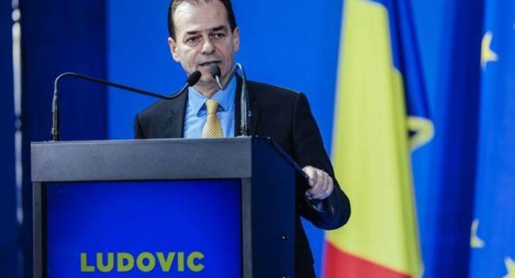 Премьер Румынии заплатил штраф за снятую маску