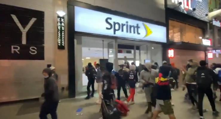 В Нью-Йорке толпы протестующих грабят магазины