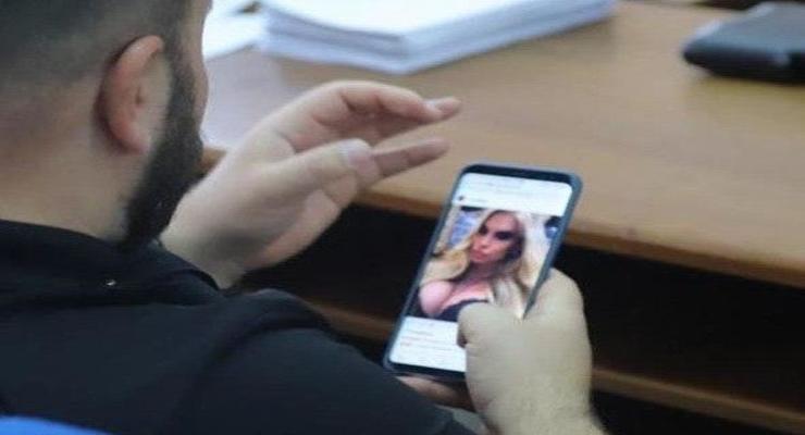 Херсонский депутат на сессии рассматривал фото полуобнаженной блондинки