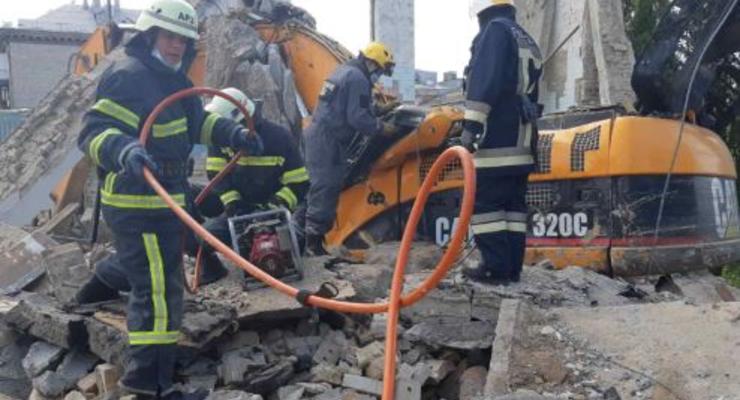 В центре Киева бетонная плита рухнула на экскаватор: Водитель погиб