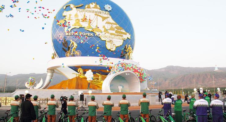 Гигантский монумент велосипеду открыли в Туркменистане