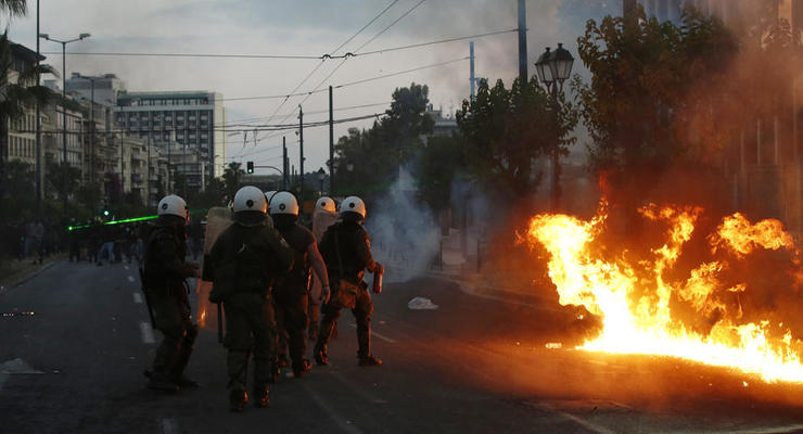 В Афинах посольство США забросали "коктейлями Молотова"