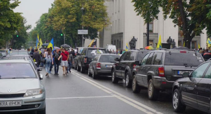 Под Кабмином митингуют сотни "евробляхеров"