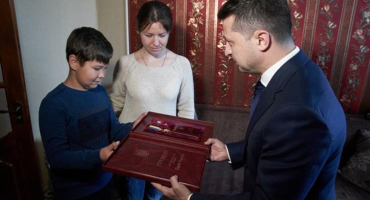 Зеленский лично вручил орден Героя Украины вдове погибшего спецназовца