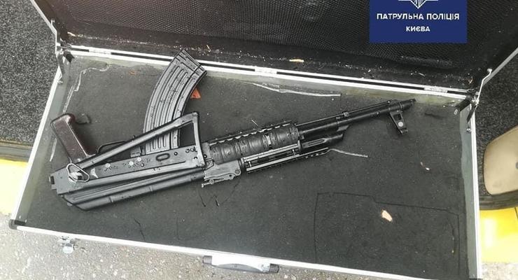 На Киевщине у водителя Mercedes нашли оружие и наркотики