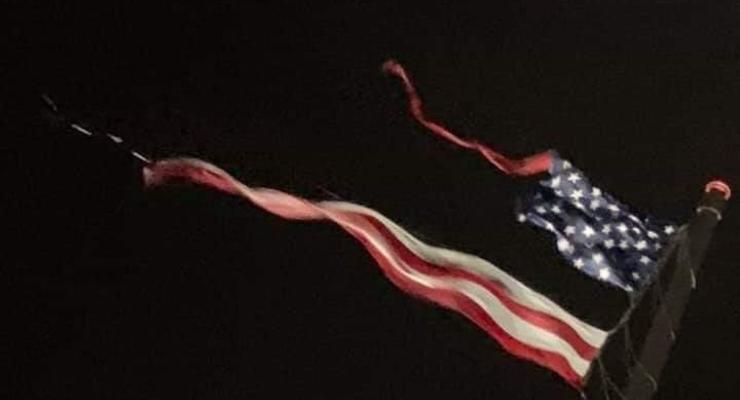 Самый большой флаг США разорвала молния