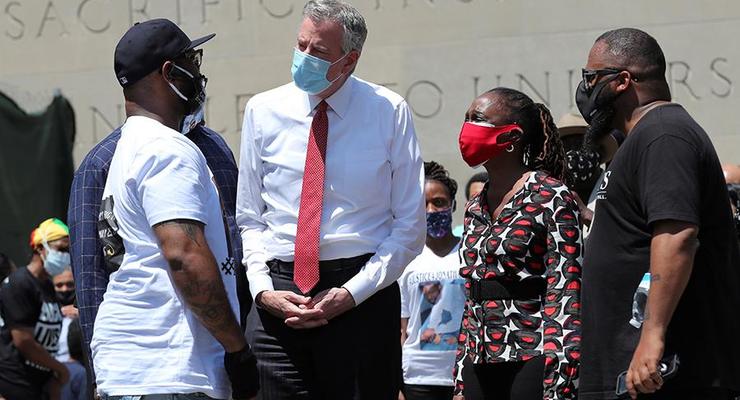 Мэра Нью-Йорка пытались выгнать с митинга в память об убитом Флойде