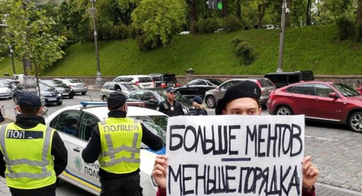 В Киеве второй митинг против Авакова: Под Кабмин вышли ЛГБТ-активисты
