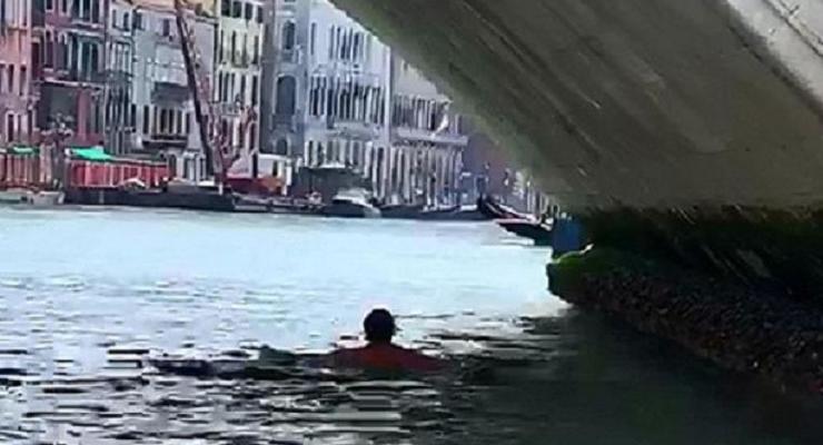 Туристы в день открытия границ искупались в канале Венеции