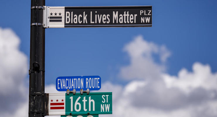 Участок улицы возле Белого дома назвали в честь движения против расизма