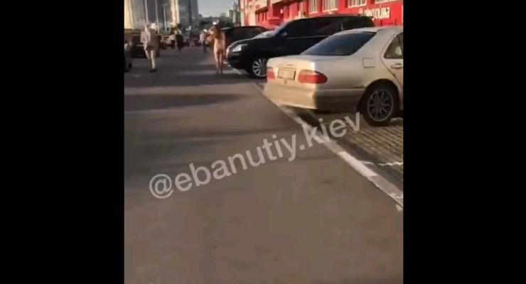 Возле столичного ТРЦ гуляла голая девушка