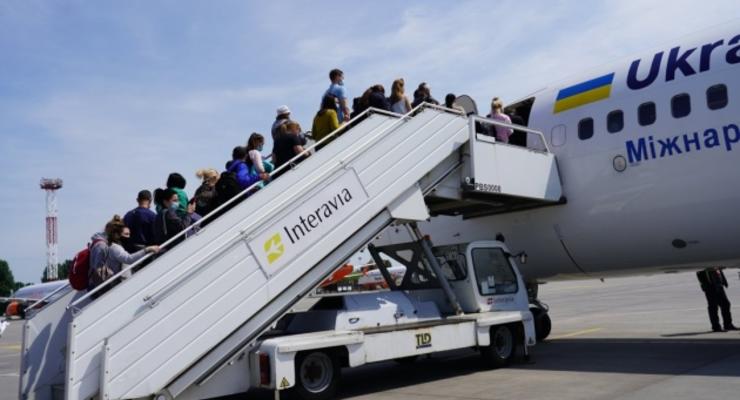 Украинцев двумя самолетами доставили в Польшу на работу