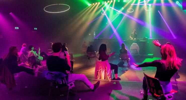 В Нидерландах посетителей клуба рассадили на стулья и запретили вставать