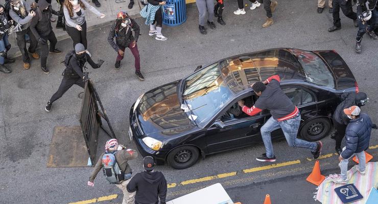 Протесты в США: в толпу въехало авто, водитель открыл стрельбу