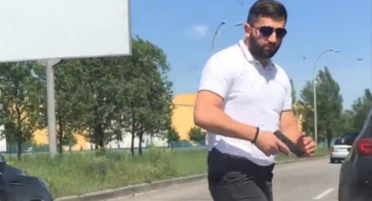 В сети появилось видео дорожного конфликта с охранником Ляшко