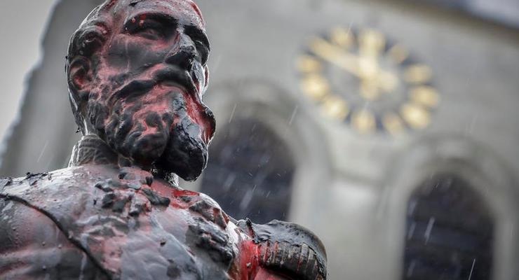 В Бельгии демонтировали памятник королю из-за протестов