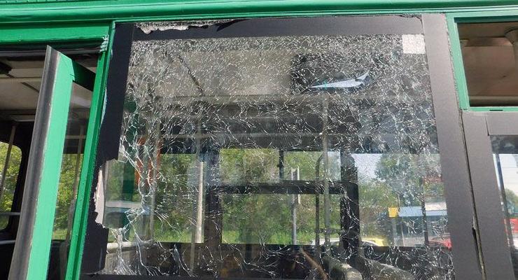 В Киеве мужчина бросил камень в троллейбус и ранил пассажирку