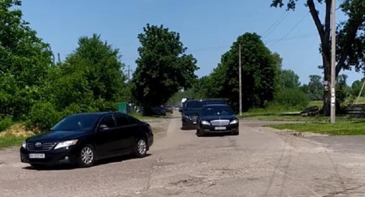 Посчитай автомобили: Кортеж Зеленского наделал шума в Сети