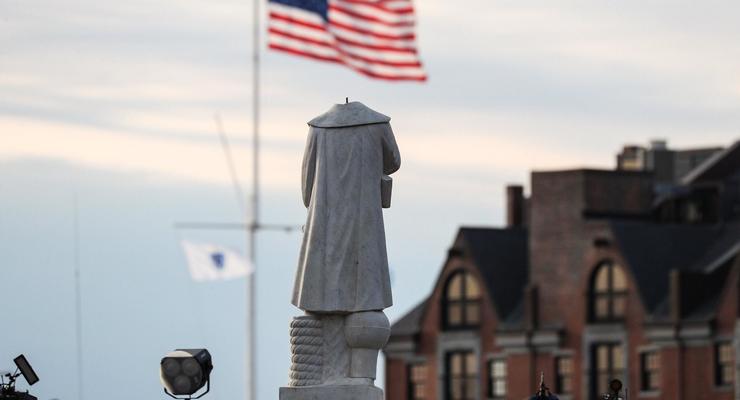 В США массово оскверняют памятники Колумбу