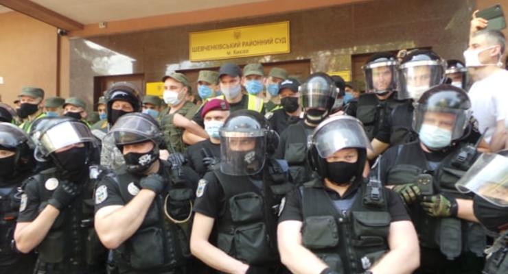 "Дело Стерненко": Под зданием суда произошли потасовки