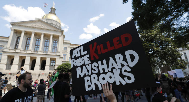В Атланте начались протесты из-за нового инцидента с темнокожим