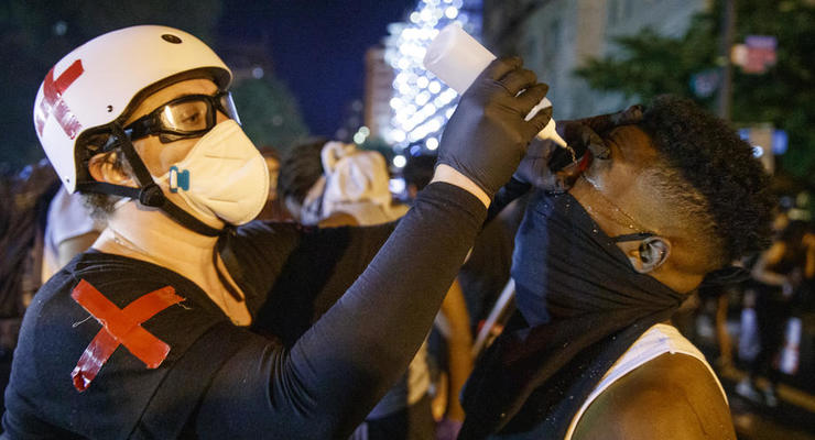 В США признали использование перцового газа на протестах у Белого дома