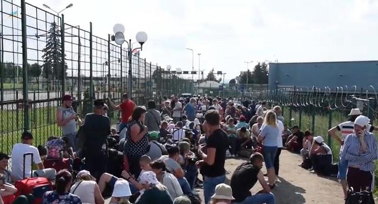 Украинцы по 10 часов стоят на границе с Польшей