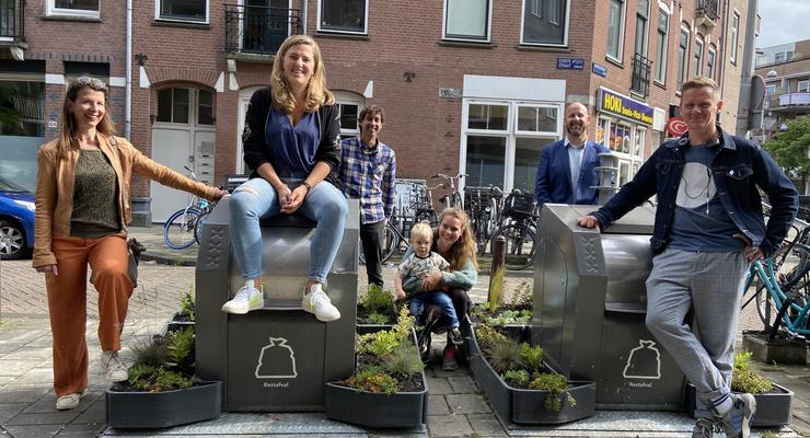 В Амстердаме сажают клумбы вокруг мусорок