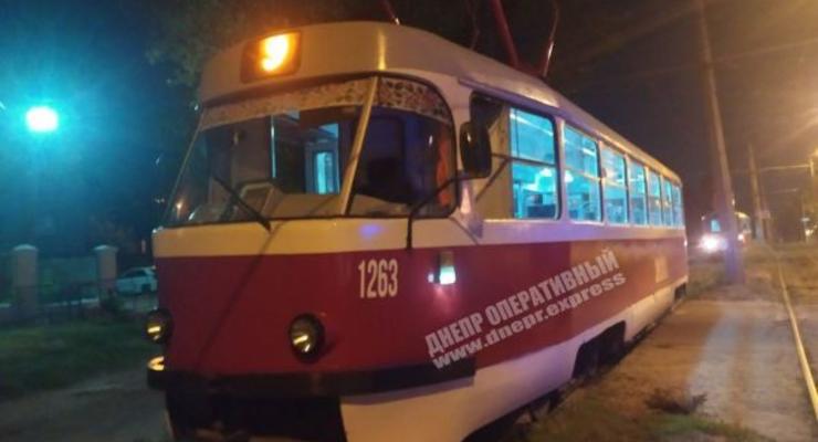 В Днепре пьяная женщина бросилась под трамвай: появились детали