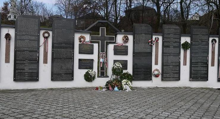 На Закарпатье осквернили мемориал возле Стены плача