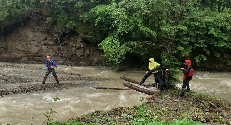 В Карпатах поднявшаяся река отрезала от мира две группы туристов