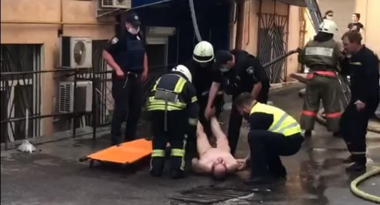 В Киеве голый мужчина спрыгнул с балкона, а в квартире нашли труп