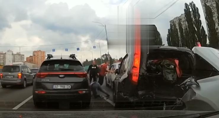 Появилось видео ДТП, в котором девушку-копа зажало между автомобилями