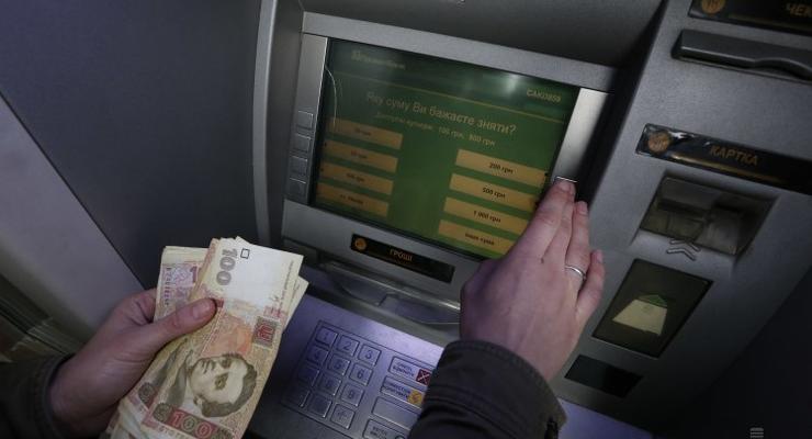 Банкомат ошибочно выдал украинцу 40 тысяч гривен: мужчина вернул деньги
