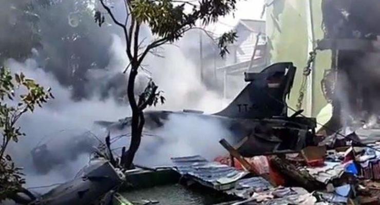 В Индонезии разбился истребитель ВВС
